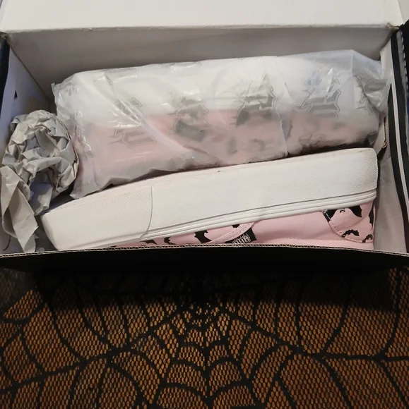 YRU Chill Bat Sneakers baby pink size 8 and 9 - Picture 3 of 4